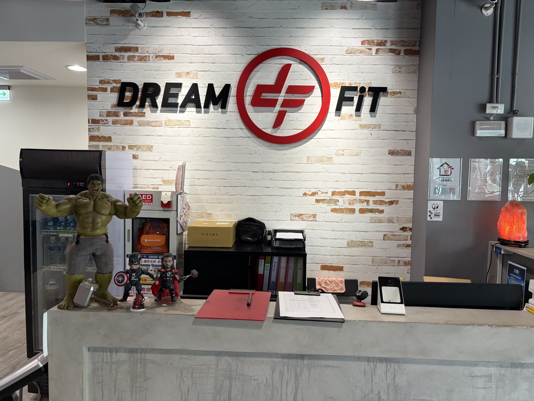 DREAM FiT 內湖館接待櫃台與品牌標誌